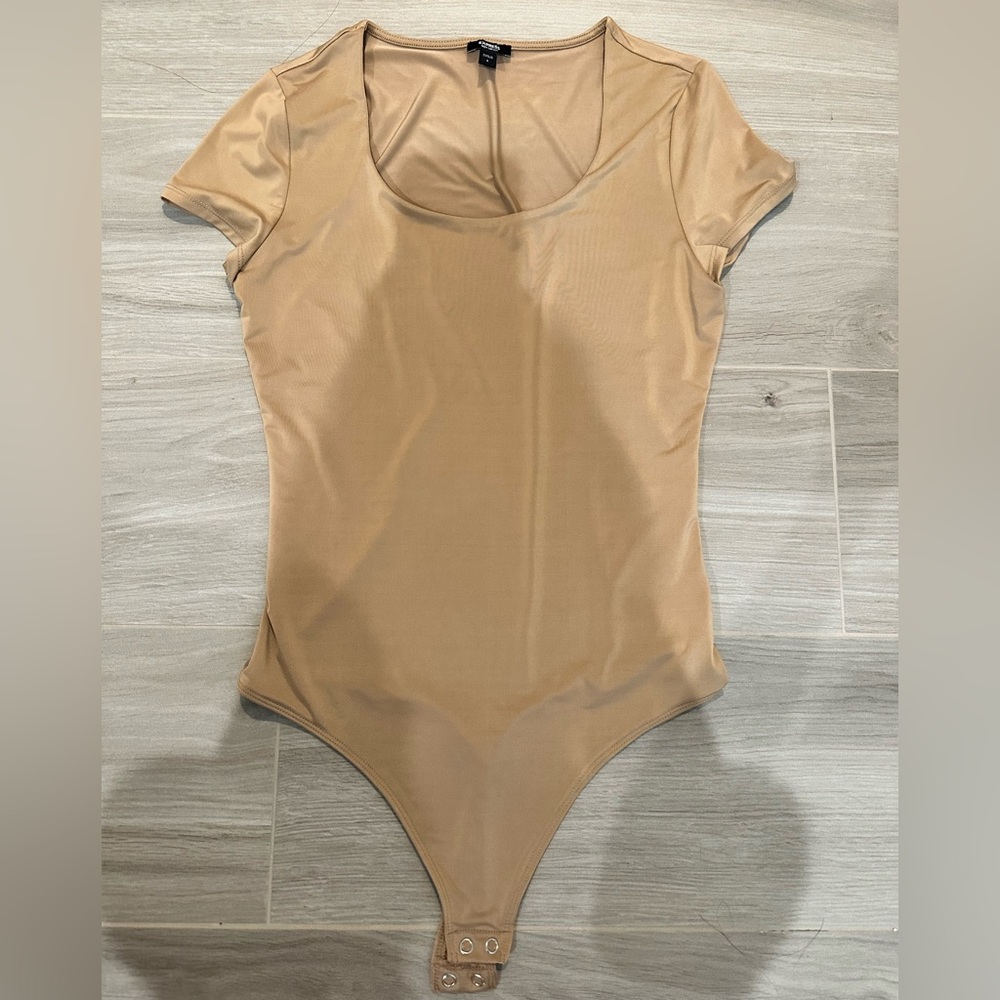 Express Tan Scoop Neck Short Sleeve Bodysuit